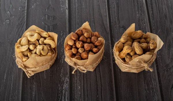 Ceviz, fındık, arka planda el işi kağıdında yer fıstığı.