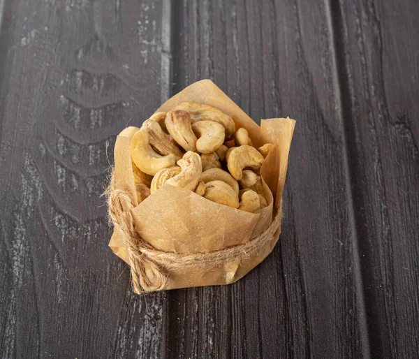 Koyu bir arka planda el işi kağıdında ceviz.