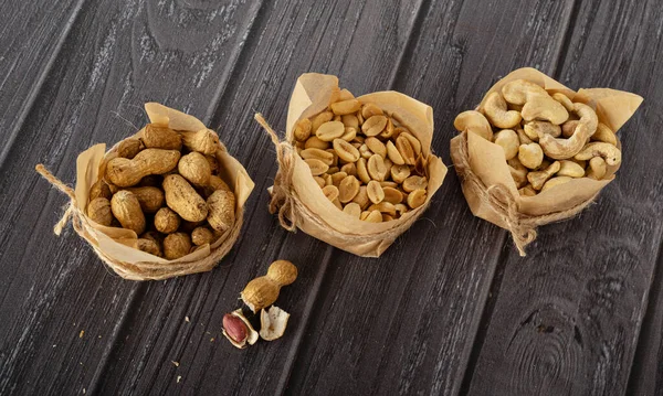 Ceviz, fındık, arka planda el işi kağıdında yer fıstığı.