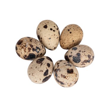 Beyaz arka planda izole edilmiş bıldırcın yumurtaları.