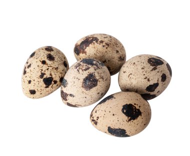 Beyaz arka planda izole edilmiş bıldırcın yumurtaları.