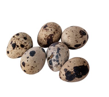 Beyaz arka planda izole edilmiş bıldırcın yumurtaları.