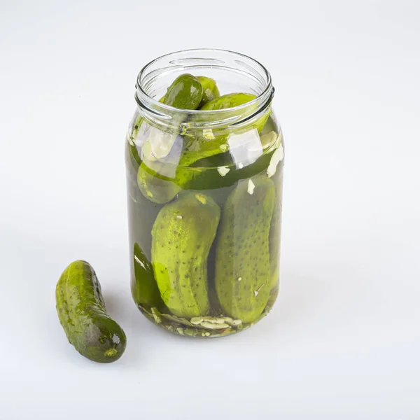 Beyaz arkaplanda izole edilmiş bir kavanoz turşusu