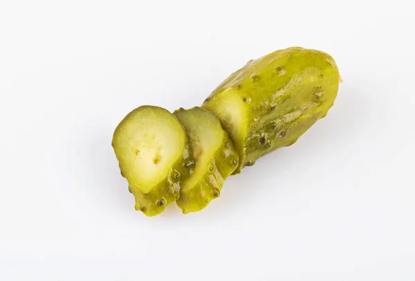 Beyaz arka planda izole edilmiş salatalık turşusu ve tuzlu salatalık.