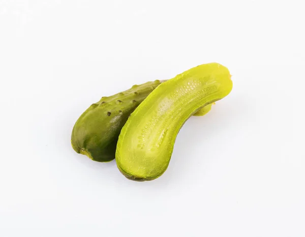 Beyaz arka planda izole edilmiş salatalık turşusu ve tuzlu salatalık.