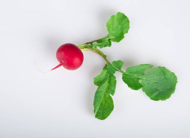 Beyaz arka planda taze yeşil yapraklı taze turp.