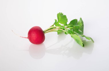 Beyaz arka planda taze yeşil yapraklı taze turp.