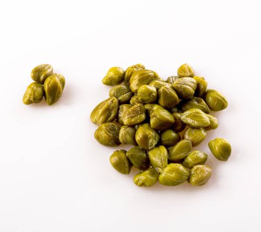 kapariler beyaz arkaplanda izole edilmiş