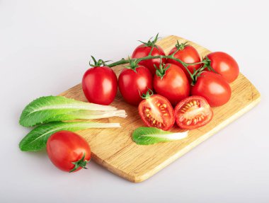 Tahta üzerinde taze kiraz domatesleri.