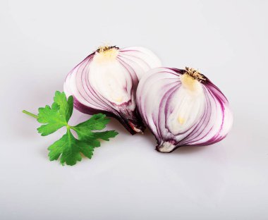 Tüm kırmızı düz soğan ve yarım soğan beyaz arka planda izole edilmiş.