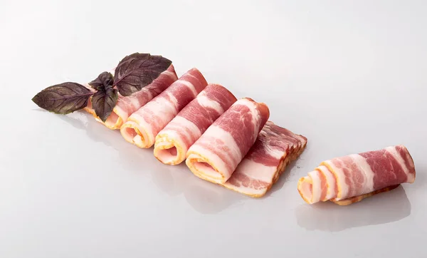 Slanina Plátcích Rolích Krajkou Čerstvé Červené Bazalky Izolované Bílém Pozadí — Stock fotografie