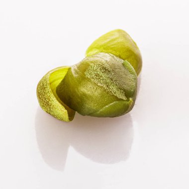 Beyaz arka planda taze kırmızı fesleğen yapraklı kapari.