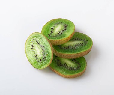 kivi dilimleri beyaz arkaplanda izole edilmiş