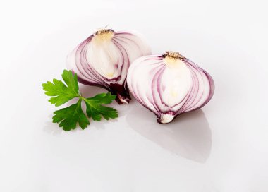 Tüm kırmızı düz soğan ve yarım soğan beyaz arka planda izole edilmiş.