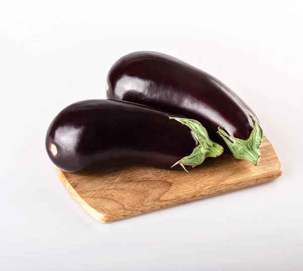 Verse Aubergine Plakjes Gesneden Geïsoleerd Een Witte Achtergrond — Stockfoto