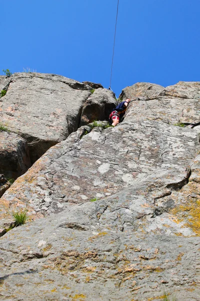 Bergsteiger klettert auf Felsen — Stockfoto