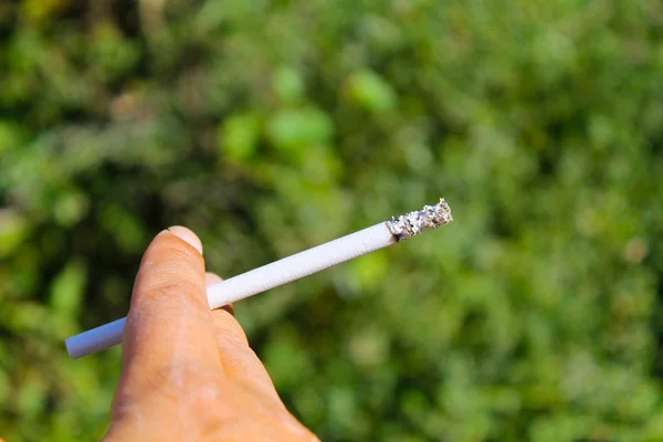 Dunne sigaret in de hand — Stockfoto