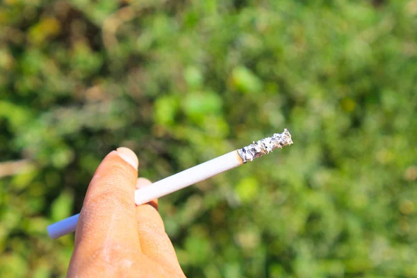 Тонка цигарка в руці — стокове фото