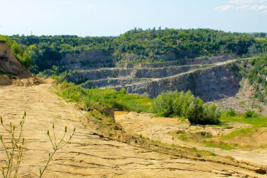 Granit ocağı içinde mineral kaynakların çıkarılması