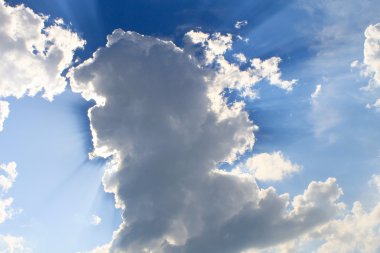 Bulutların arasından parlayan güneş ışınları