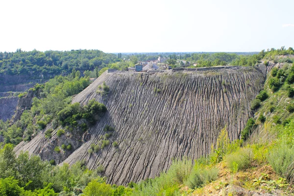 Extraction of mineral resources in granite quarry