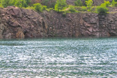 Terk edilmiş taş ocağında göl