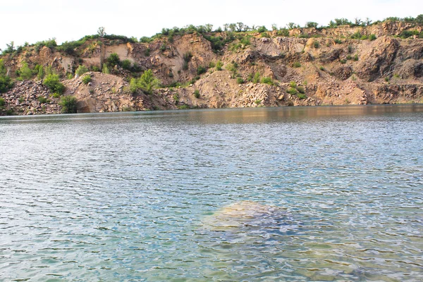 Terk edilmiş taş ocağında göl — Stok fotoğraf