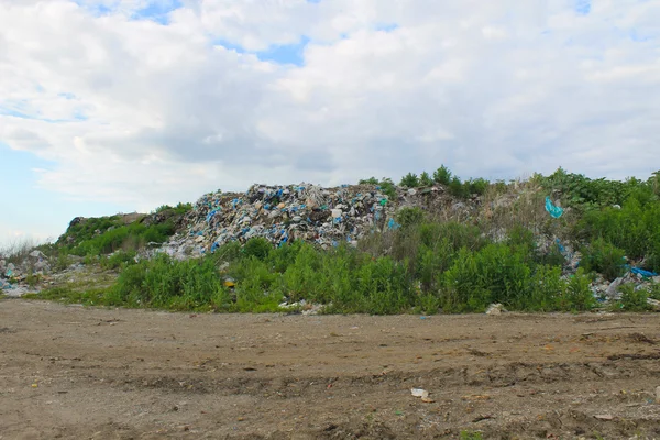 Grote vuilnisbelt buiten stad — Stockfoto