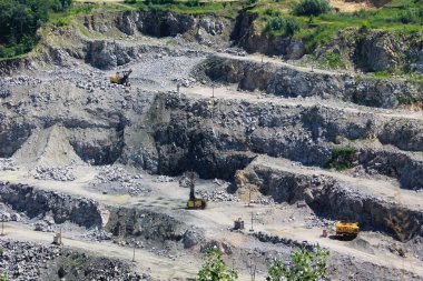 Granit ocağı içinde mineral kaynakların çıkarılması