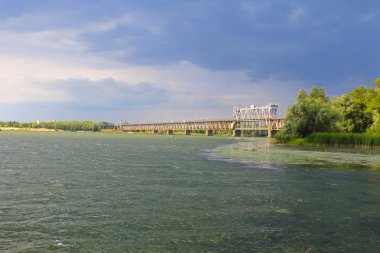 Nehir Dnieper ve fırtına bulutları gökyüzünde köprüden