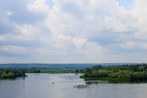 Barco turístico en el río Dnieper en Kremenchug — Foto de Stock
