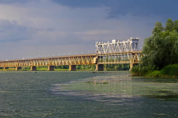 Міст через річку Дніпро і грозових хмар в небо — стокове фото