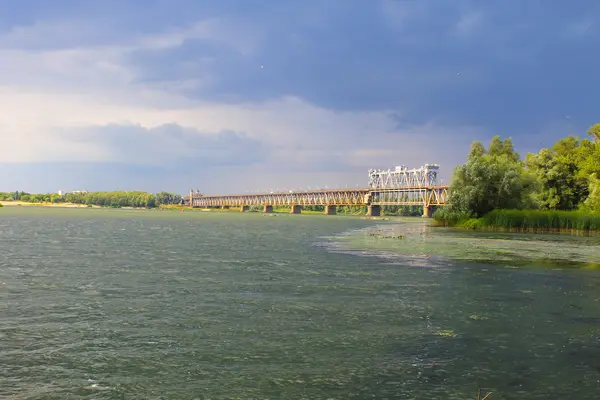 Brug over de rivier Dnjepr en storm wolken in de hemel — Stockfoto