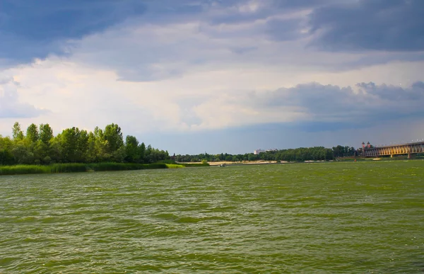 Storm wolken boven de rivier Dnjepr — Stockfoto