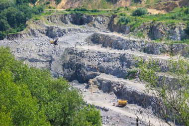 Granit ocağı içinde mineral kaynakların çıkarılması