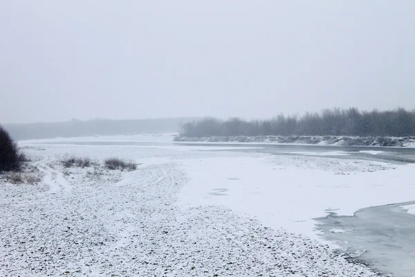 Rivière d'hiver dans les montagnes des Carpates — Photo