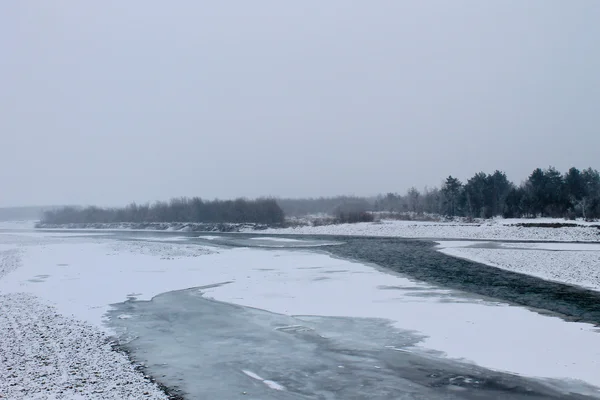 Χειμώνα στον ποταμό στα Καρπάθια Όρη — Φωτογραφία Αρχείου
