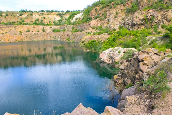 Terk edilmiş taş ocağında göl — Stok fotoğraf