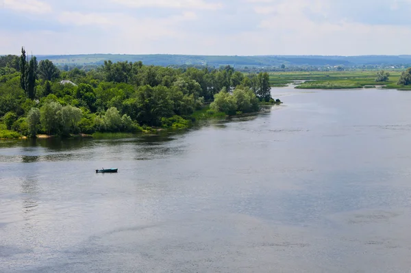 Bateau avec pêcheurs à la rivière Dniepr — Photo