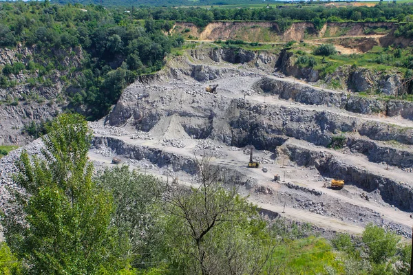 Extração de recursos minerais em uma pedreira de granito — Fotografia de Stock