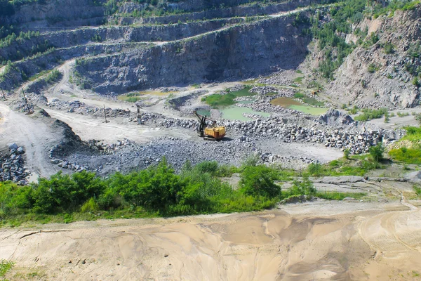 Extração de recursos minerais em uma pedreira de granito — Fotografia de Stock