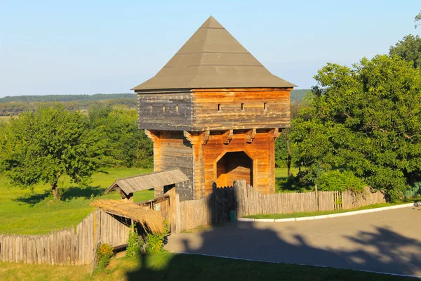 Vieille tour de guet en bois dans le village de Subotiv, Ukraine — Photo