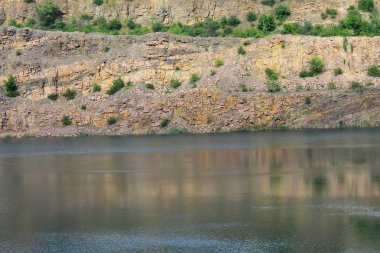 Terk edilmiş taş ocağında göl