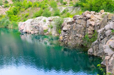 Terk edilmiş taş ocağında göl