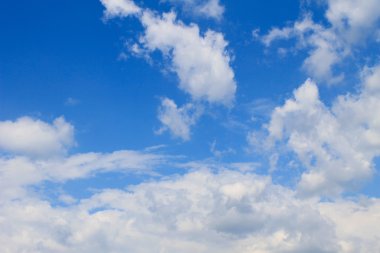 Mavi gökyüzünde beyaz bulutlar