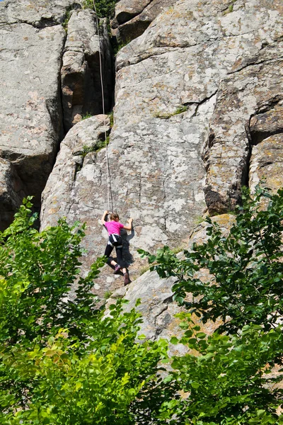 Girl rock klättrare klättrar på klippa — Stockfoto