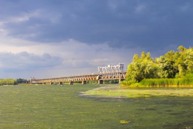 Nehir Dnieper ve fırtına bulutları gökyüzünde köprüden