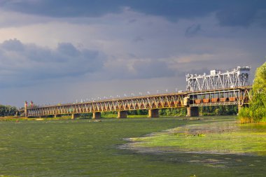 Nehir Dnieper ve fırtına bulutları gökyüzünde köprüden