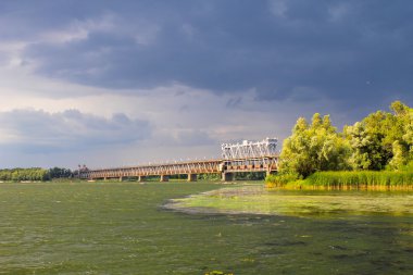 Nehir Dnieper ve fırtına bulutları gökyüzünde köprüden