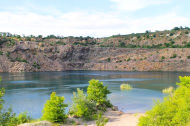 Terk edilmiş taş ocağında göl